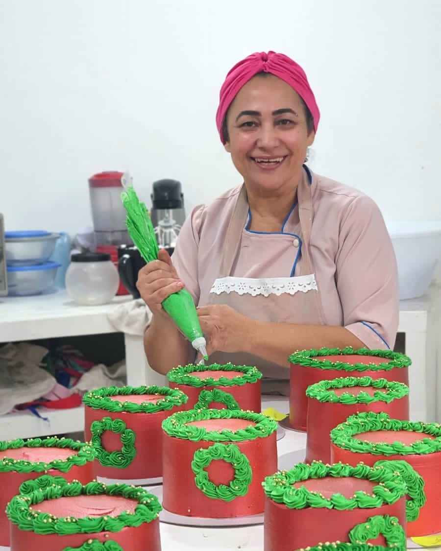 Mari Luz com seus bolos confeitados